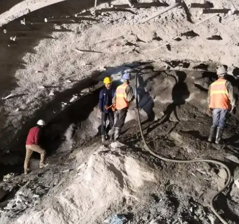 米东拱顶带模注浆料的施工流程及注意事项